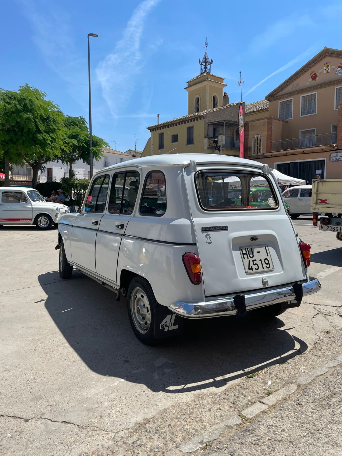 Renault 4TL con equipo de musica y con coches pequeños en el maletero